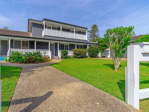 Curls & Buoys Pet Friendly Stone Throw To River - C Tourism 2