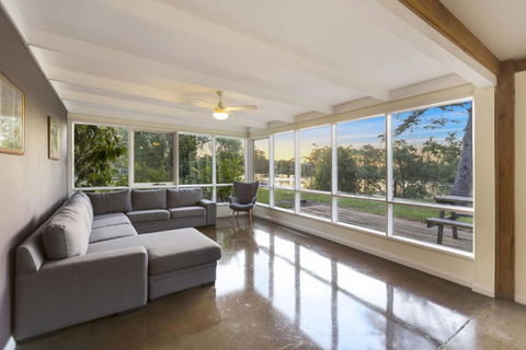 Bluff View River House Stunning Riverfront - C Tourism 6