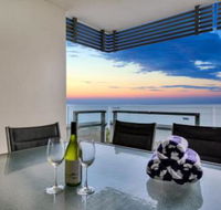 Oceana Darwin Central Oceanfront 3 bedroom 2 Lounge Room Pool Gym Tennis Court Sleeps 9 - C Tourism