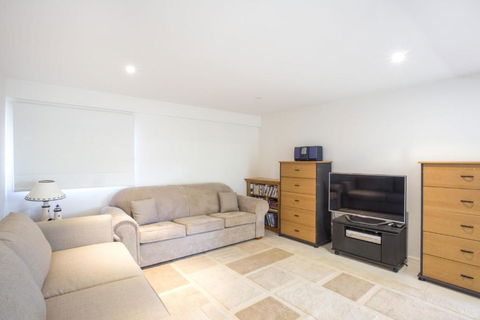 11 Riley St. Stylishly Modern - C Tourism 6