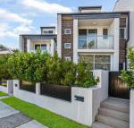 Relax in a Spacious  Modern Townhouse in Asquith - C Tourism