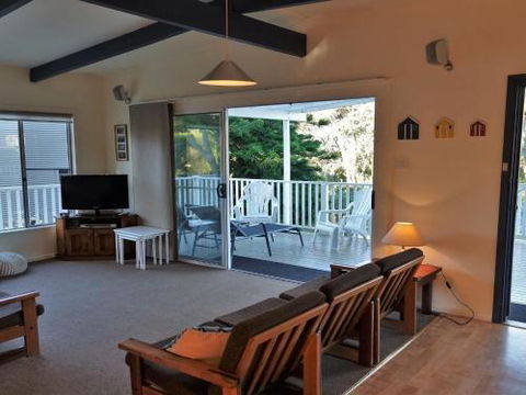 Wonky Pine Beach House NARRWALLEE 4 Bedroom - C Tourism 3