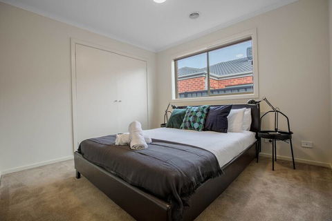 Spacious Lovely Home In Point Cook - C Tourism 7