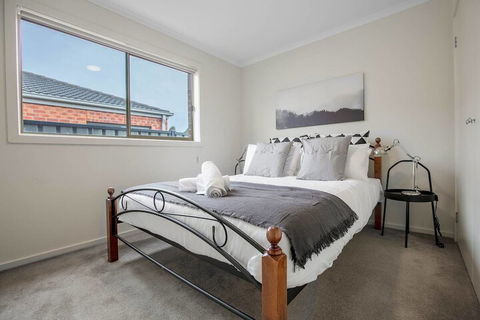 Spacious Lovely Home In Point Cook - C Tourism 2