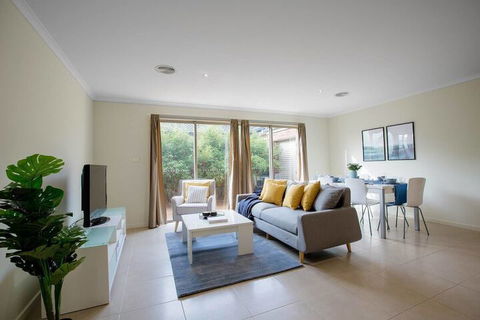 Spacious Lovely Home In Point Cook - C Tourism 4