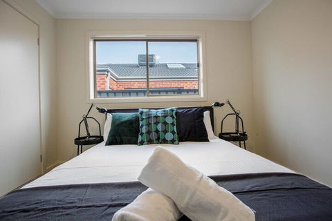 Spacious Lovely Home In Point Cook - C Tourism 6