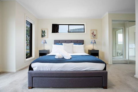 Spacious Lovely Home In Point Cook - C Tourism 3