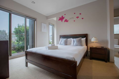 Gorgeous 4BR Home In Point Cook - C Tourism 3
