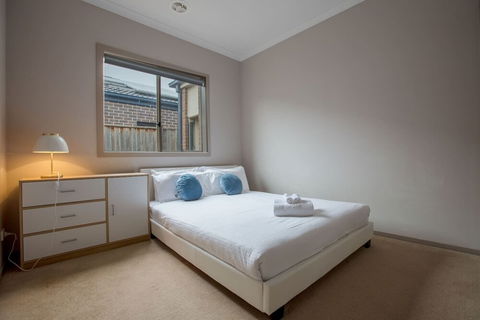 Gorgeous 4BR Home In Point Cook - C Tourism 1