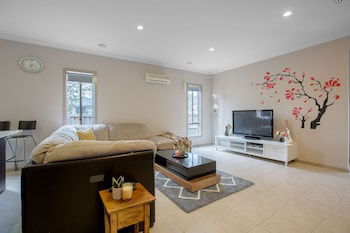 Gorgeous 4BR Home In Point Cook - C Tourism 0