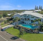 Beachside luxury Sunrise Beach - C Tourism
