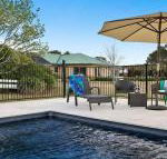 Sinden Park garden swimming pool rural vistas - C Tourism