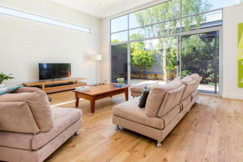 PALM COURT RETREAT MORNINGTON - C Tourism 0
