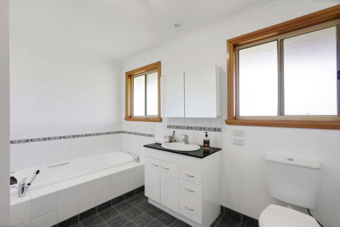 Yarragon 4 Bedroom House In Gippsland - C Tourism 5