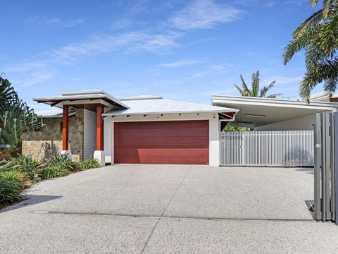 WATERFRONT HOME BORDERING MOOLOOLABA - C Tourism 2