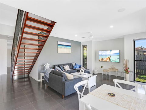WATERFRONT HOME BORDERING MOOLOOLABA - C Tourism 5