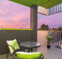 Canopy at 44 Minutes from the CBD Train  Cafes Wifi Nespresso Amenities - C Tourism