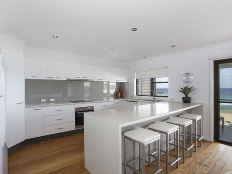 Beach Rd 24 Mollymook - C Tourism 2