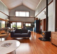 Kelman Cottage tucked away with pool  native wildlife - C Tourism