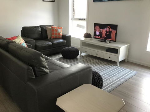 Discover Warilla Bright & Airy Townhouse Near The Beach & Lake - C Tourism 6