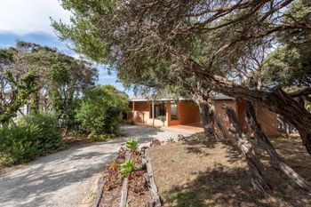 Latham Beach House - C Tourism 6