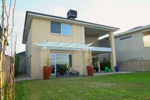 Waterfront Villa In Sanctuary Lakes - C Tourism 0