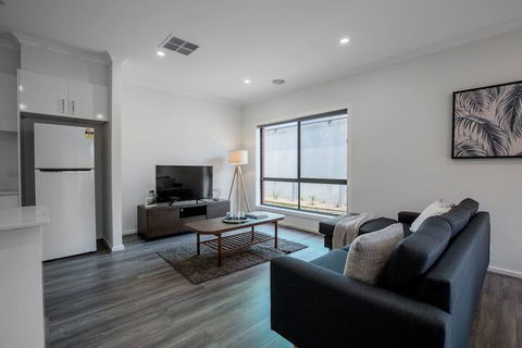 Comfy And Warm Home In Point Cook - C Tourism 5