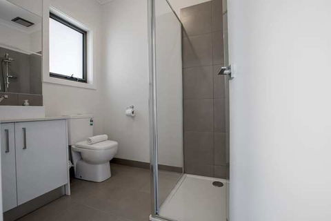 Comfy And Warm Home In Point Cook - C Tourism 6