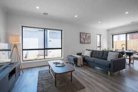 Comfy And Warm Home In Point Cook - C Tourism 0