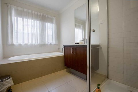 Lightful Charming House With Free Parking - C Tourism 6