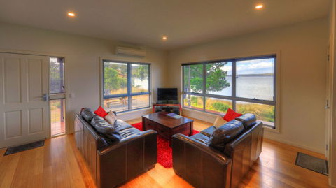 Tides Reach - Essentially Tas Dover - C Tourism 5