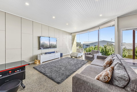 Aloha Waterfront Properties - C Tourism 6