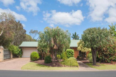 Bottlebrush - C Tourism 0