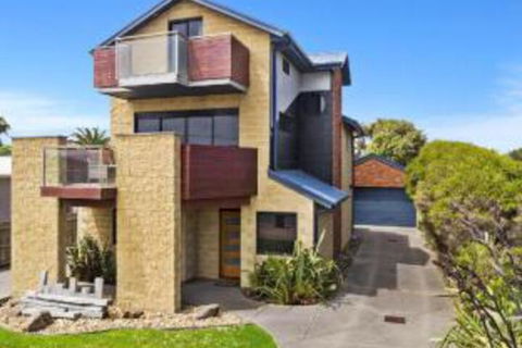 The Island Manor Family Seaside Stay With Views - C Tourism 0