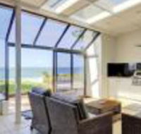 Whispering Sands 10 Sandy Point Road Luxury waterfront home with aircon WIFI  Foxtel - C Tourism
