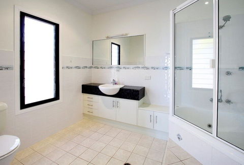 Hideaway Retreat Beach House With Pool - C Tourism 5