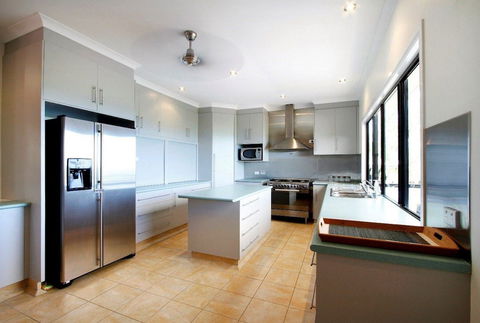 Hideaway Retreat Beach House With Pool - C Tourism 3