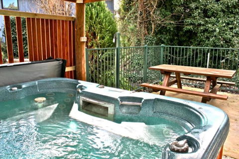 Cedar Holiday Units Apartment 1 - C Tourism 2