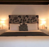 Farrington House on the banks of the Ovens River - C Tourism