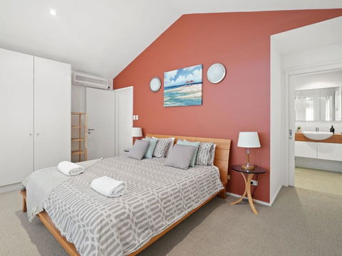 Avoca Beach Living 84 Avoca Drive Avoca Beach - C Tourism 1