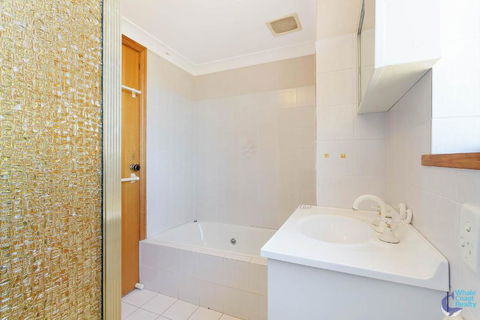 Ballingalla Apartments By The Golf Course - C Tourism 6