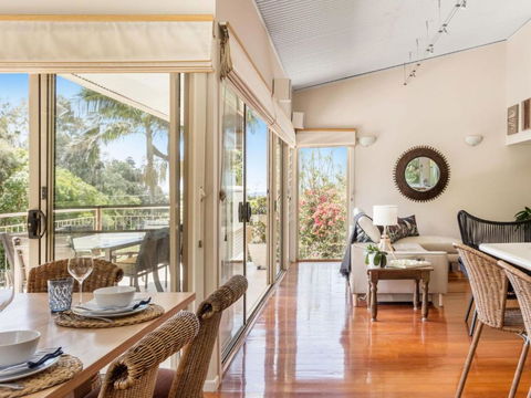 The Stanwell Beach Glass House Beach & Pool - C Tourism 6