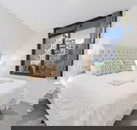 HomeHotel Stylish Apt next to Train  Westfield - C Tourism