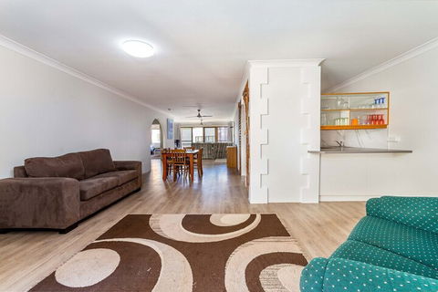 Great Location Close To Waterfront Shops Restaurants & Cafes. - C Tourism 6