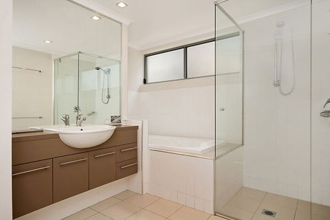 Spectacular Unit Overlooking Pumicestone Passage Welsby Pde Bongaree - C Tourism 5