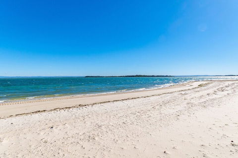 Great Views Ground Floor Unit Clearview Apartments South Esplande Bongaree - C Tourism 7