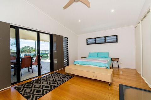 Magical Holiday Home Welsby Pde Bongaree - C Tourism 3