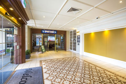 Nightcap At Sylvania Hotel - C Tourism 4