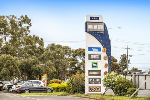 Nightcap At Sylvania Hotel - C Tourism 2