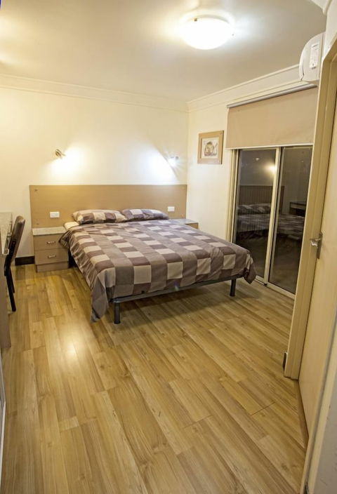 Cattrall Park Motel - C Tourism 1